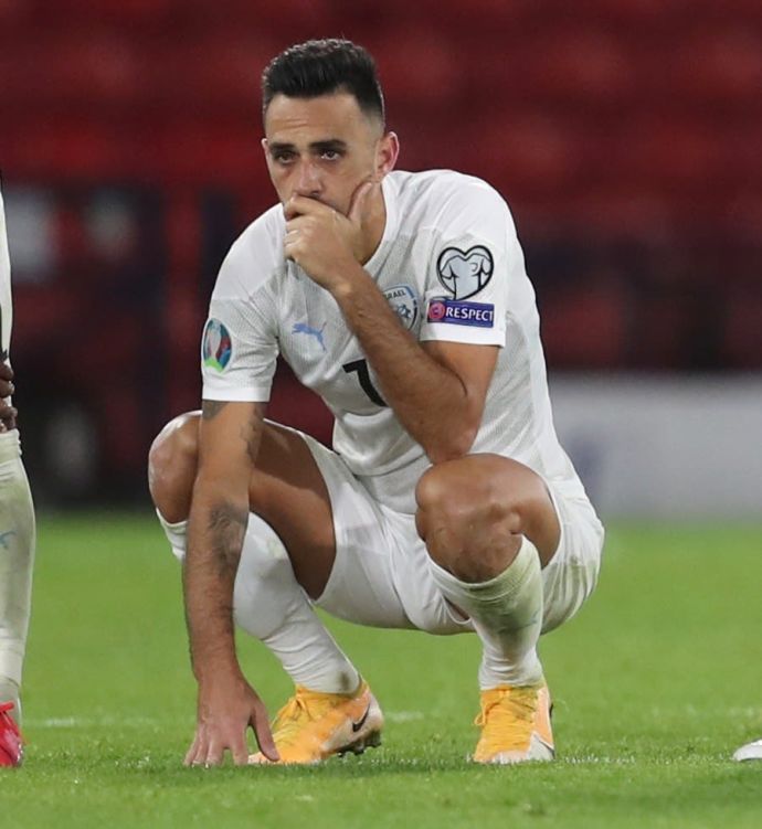 ערן זהבי שחקן נבחרת ישראל לאחר החמצת הפנדל