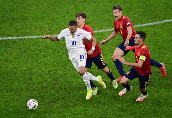 סרג'יו בוסקטס נבחרת ספרד נגד קיליאן אמבפה נבחרת צרפת