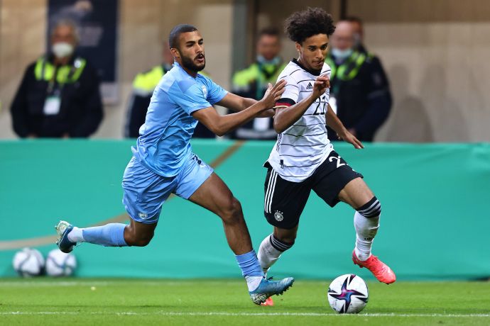 כרם ג'אבר שחקן נבחרת ישראל הצעירה מול קווין שאדה שחקן נבחרת גרמניה הצעירה