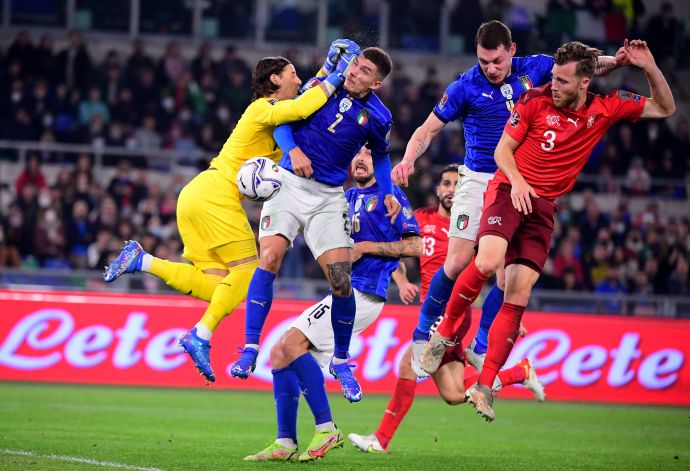 שחקן נבחרת איטליה ג'ובאני די לורנצו נוגח מול שוער שווייץ יאן זומר