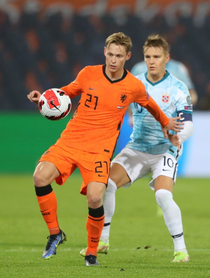 שחקן נבחרת הולנד פרנקי דה יונג מול שחקן נבחרת נורבגיה מרטין אודגור