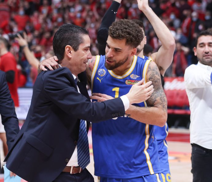 יאניס ספרופולוס מאמן מכבי תל אביב עם סקוטי ווילבקין