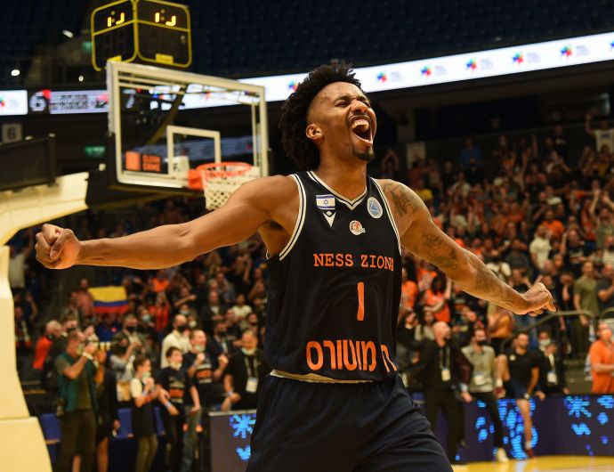 שחקן עירוני נס ציונה בריאן אנגולה