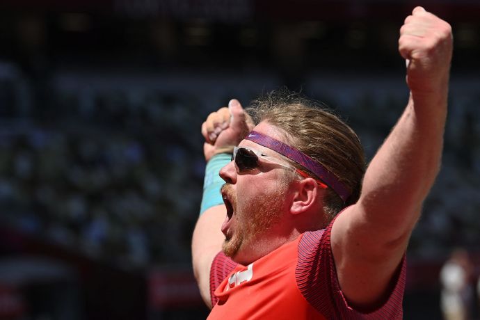 ראיין קראוזר הודף כדור ברזל אמריקאי