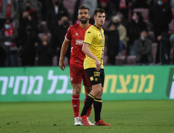 מיגל ויטור שחקן הפועל באר שבע מול איגור זלאטנוביץ' שחקן מכבי נתניה