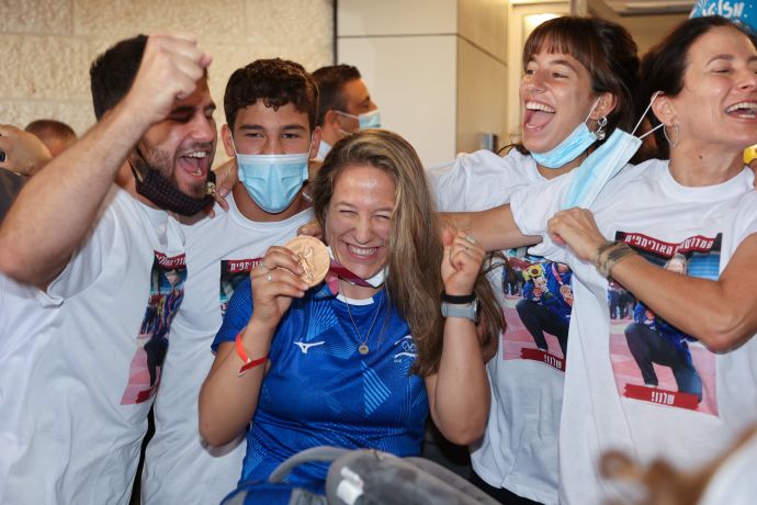 גילי שריר ג'ודוקא ישראלית עם המדליה