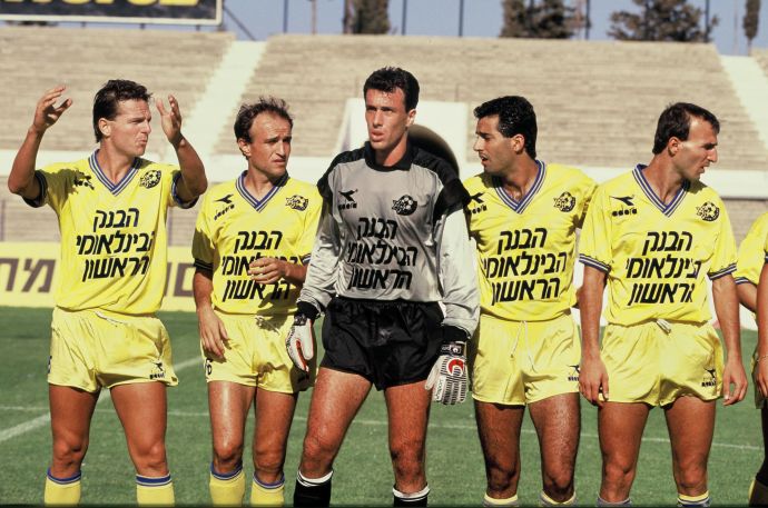 משמאל: אבי כהן התל אביבי, אורי מלמיליאן, משה מרכוס, מיקי כהן, אבי כהן הירושלמי במדי מכבי תל אביב 1989/90