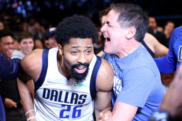 ספנסר דינווידי חוגג עם בעלי דאלאס מאבריקס מארק קיובן