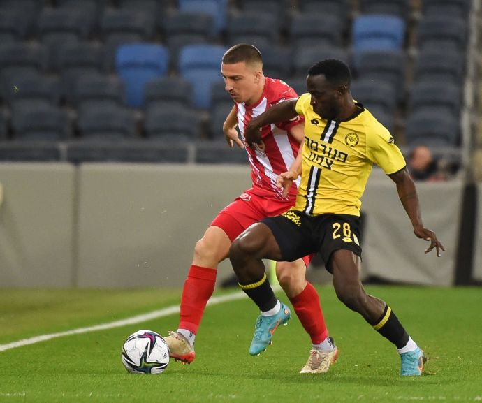 שחקן מכבי נתניה פארפה גיאגון, מול שחקן הפועל תל אביב אושר דוידה