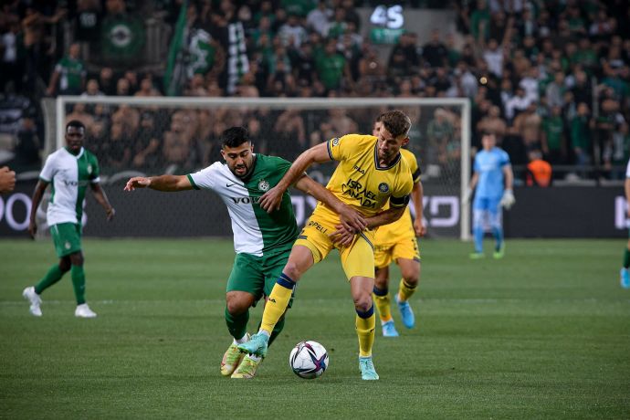 עדן שמיר שחקן מכבי תל אביב מול מוחמד אבו פאני שחקן מכבי חיפה