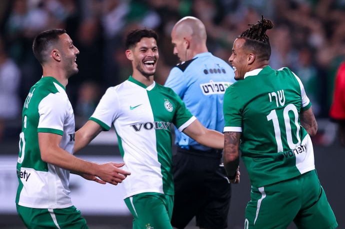 שחקן מכבי חיפה צ'ארון שרי חוגג עם סאן מנחם, נטע לביא