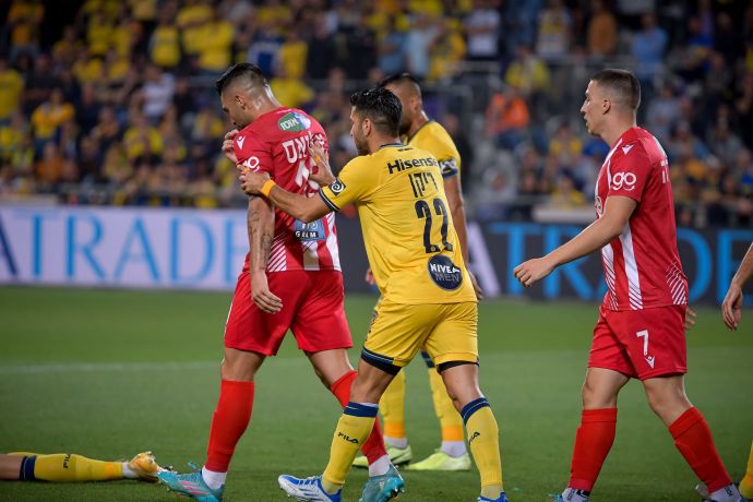 שי אליאס שחקן הפועל תל אביב מול אבי ריקן שחקן מכבי תל אביב