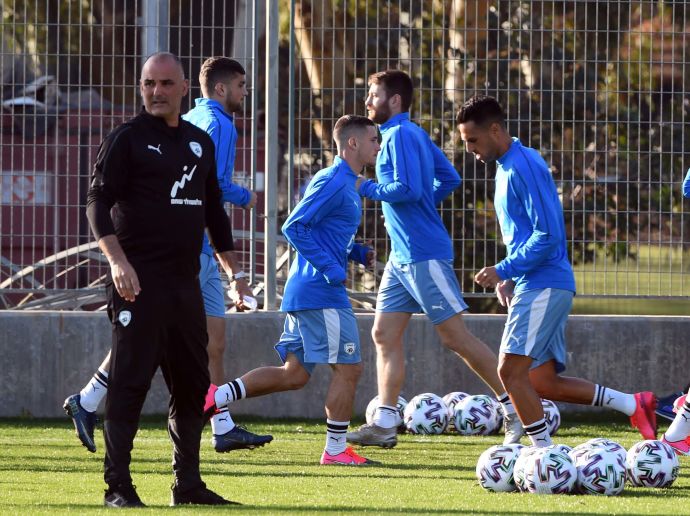 ערן זהבי שחקן נבחרת ישראל עם אלון חזן עוזר המאמן