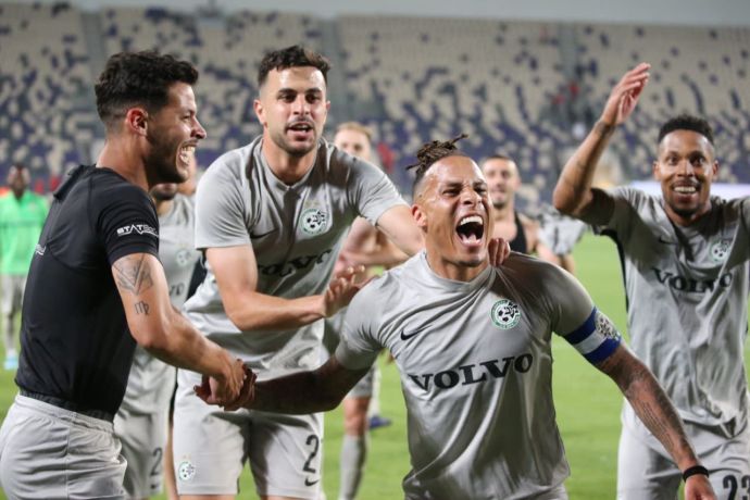 שחקני מכבי חיפה צ'ארון שרי, דין דוד, סאן מנחם חוגגים