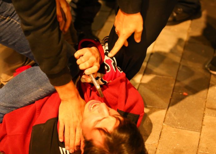 אוהד הפועל תל אביב מותקף על ידי שוטרים