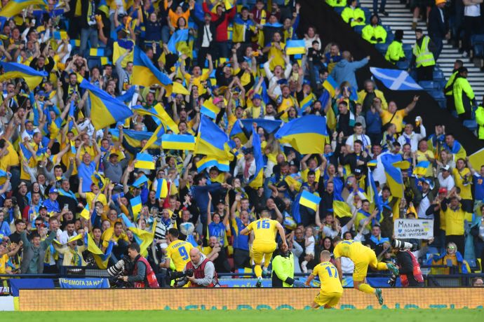 שחקני נבחרת אוקראינה חוגגים עם האוהדים בסקוטלנד