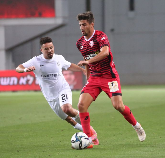 שחקן הפועל חדרה דולב אזרואל מול שחקן מ.ס. אשדוד מוטי ברשצקי