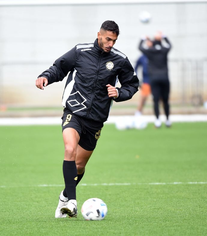 בן אז'ובל שחקן מכבי נתניה בחימום