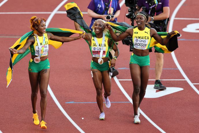 שלי אן פרייז'ר פרייס אחרי הזכייה באליפות העולם בפעם החמישית בקריירה, לצד שריקה ג'קסון, איליין תומפסון הרה