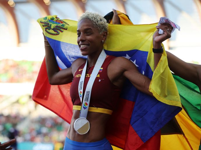 קופצת המשולשת הוונצואלית יולימאר רוחאס חוגגת זכייה בזהב באליפות העולם 2022