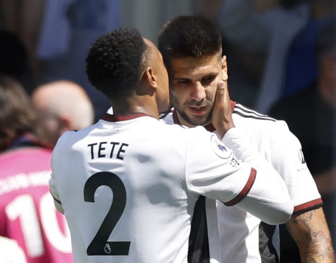 אלכסנדר מיטרוביץ' עם קני טטה שחקני פולהאם חוגגים