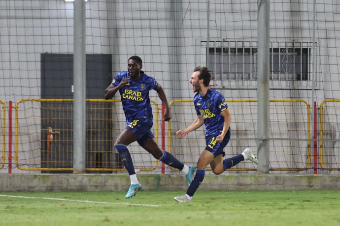 שחקני מכבי תל אביב יוריס ואן אובריים, דריק לוקאסן