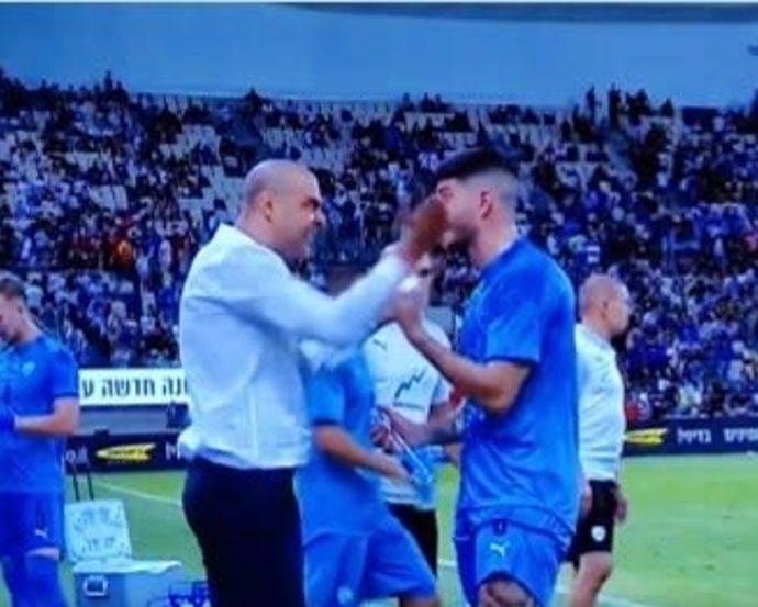 מאמן נבחרת ישראל הצעירה גיא לוזון סוטר לשחקן זיו מורגן