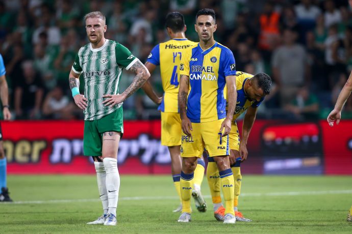 ערן זהבי שחקן מכבי תל אביב לצד פייר קורנו שחקן מכבי חיפה