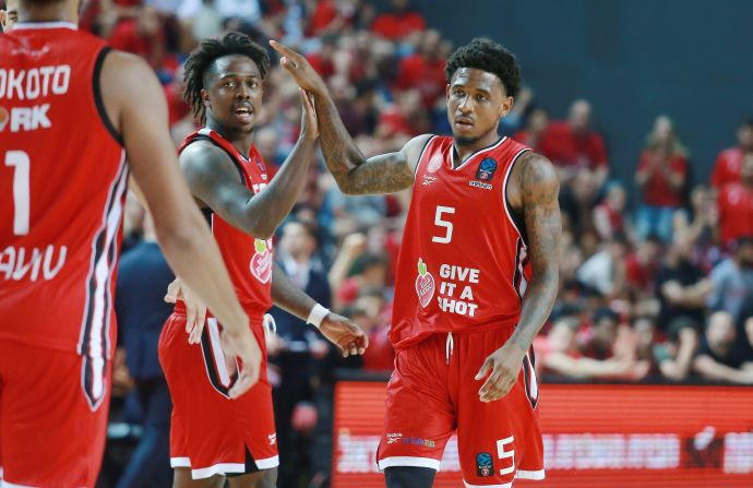 שחקן הפועל תל אביב ג'ייקובן בראון לצד אקסבייר מנפורד