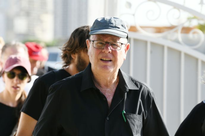 אבי מלר במהלך הלוותיו של מודי בר און. בית העלמין 
גני אסתר בראשל"צ 31 במאי 2022