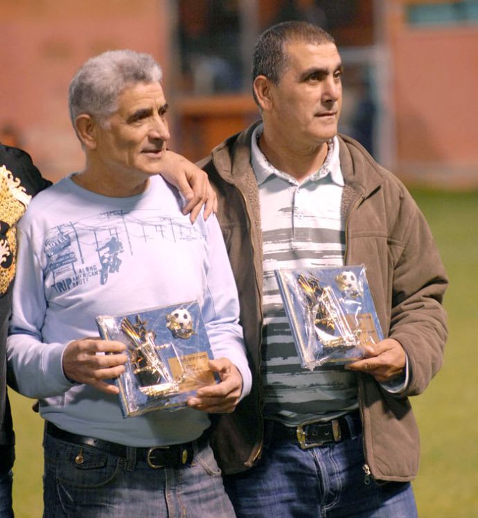 גדעון דמתי מקבל גביע עם משה קיש רומנו במשחק של בית"ר שמשון תל אביב