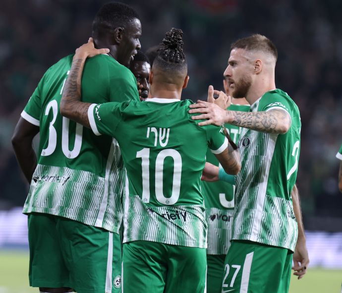 פייר קורנו, צ'ארון שרי, עבדולאי סק חוגגים שער של מכבי חיפה