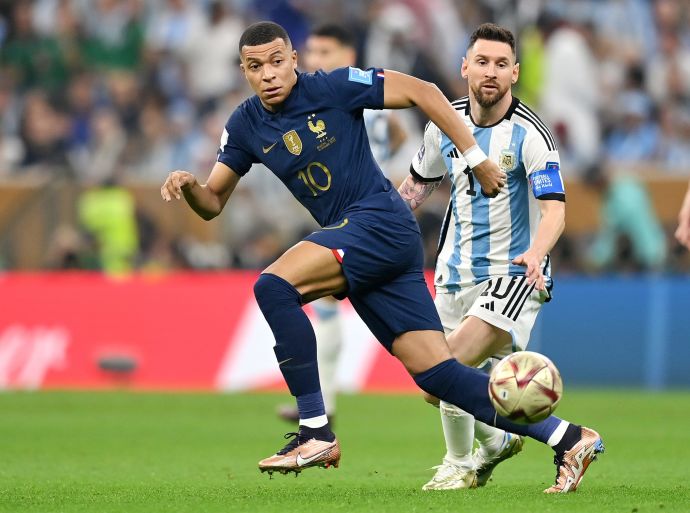 גמר מונדיאל 2022: שחקן נבחרת ארגנטינה ליאונל מסי מול שחקן נבחרת צרפת קיליאן אמבפה