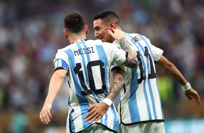 גמר מונדיאל 2022: אנחל די מריה עם ליאונל מסי שחקני נבחרת ארגנטינה חוגגים