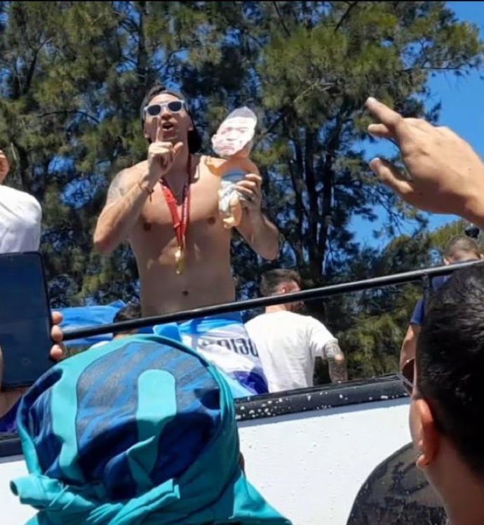 אמיליאנו מרטינס שוער נבחרת ארגנטינה עם הבובה של קיליאן אמבפה