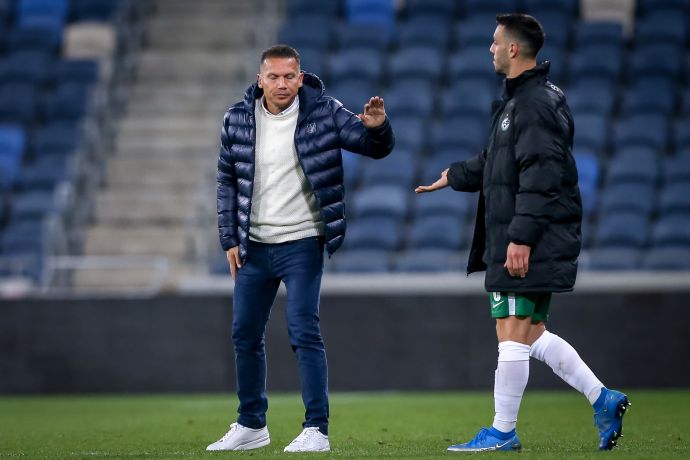 ברק בכר מאמן מכבי חיפה עם נטע לביא