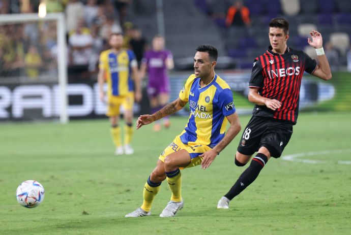 שחקן מכבי תל אביב ערן זהבי, מול שחקן ניס, רארש אילייה