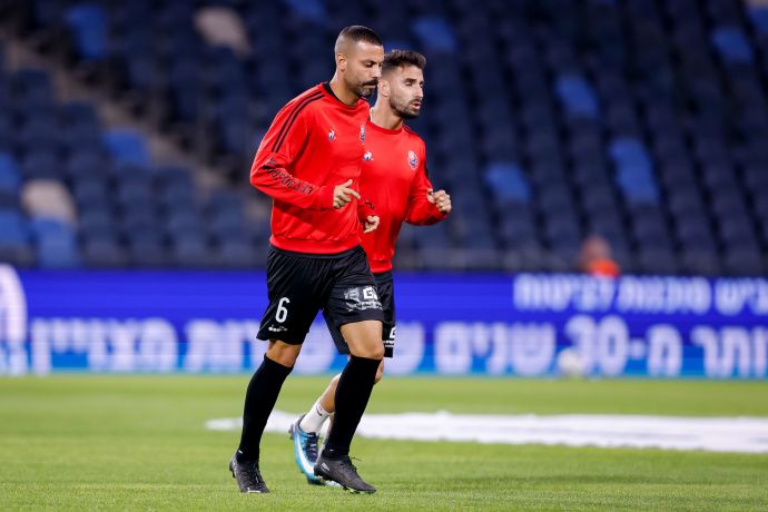 אלון תורג'מן (מימין) עם גל אראל שחקני הפועל חיפה בחימום