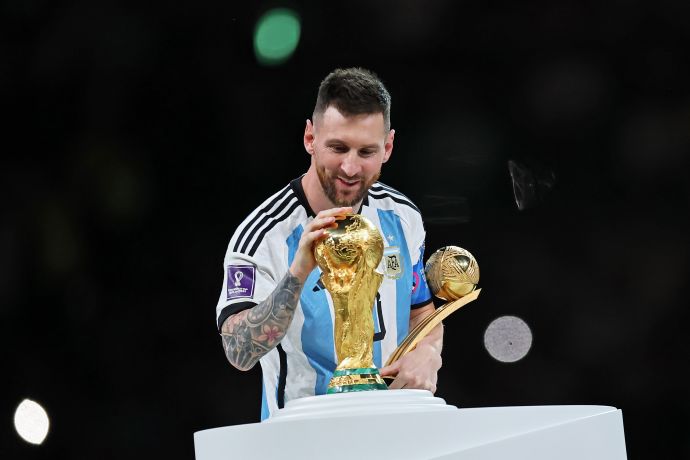 ליאונל מסי עם גביע העולם אחרי הזכייה של נבחרת ארגנטינה במונדיאל בקטאר