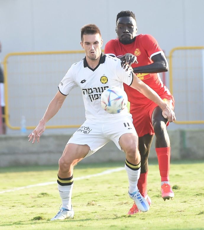 טימותי אוואני, שחקן מ.ס. אשדוד, מול איגור זלאטנוביץ', שחקן מכבי נתניה