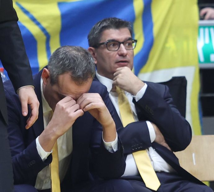 מאמן מכבי תל אביב עודד קטש לצד עוזרו ז'וספ מריה ברוקאל