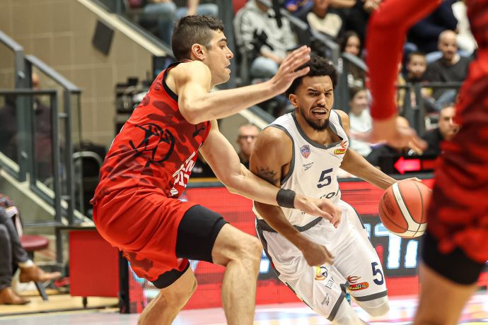 שחקן הפועל ירושלים איתי שגב שומר על שחקן עירוני קרית אתא מייקל בריסקר