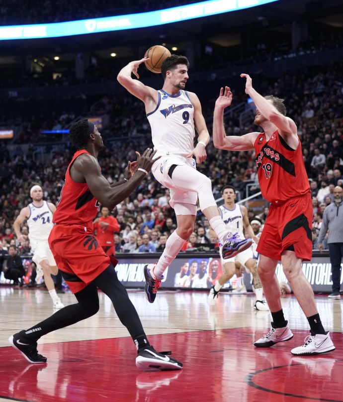 דני אבדיה במסירה מאחורי הגב במהלך ההפסד של וושינגטון וויזארדס מול טורונטו ראפטורס