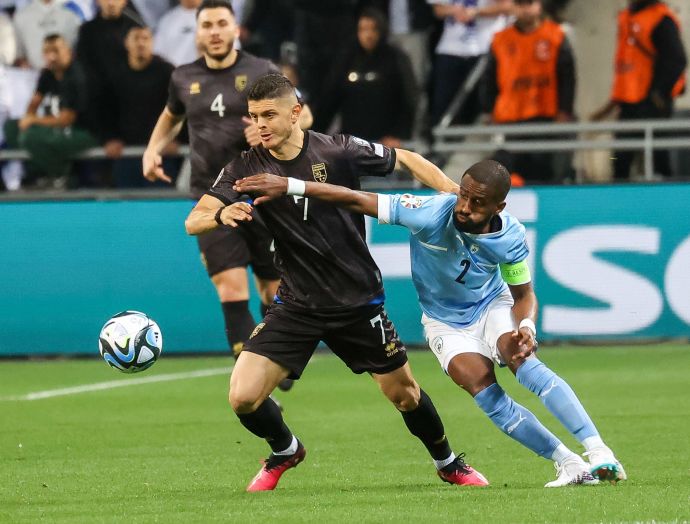 שחקן נבחרת קוסובו, מילוט ראשיצה, מול אלי דסה, נבחרת ישראל