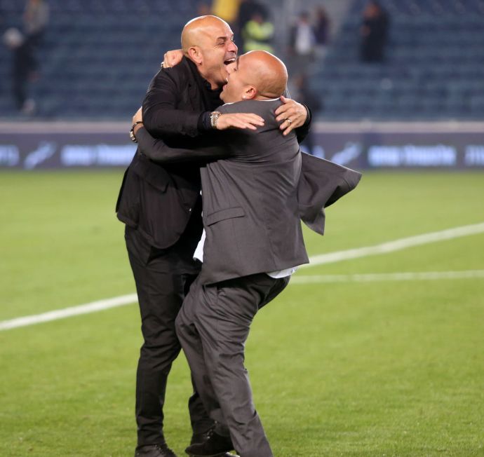 יוסי אבוקסיס מאמן בני יהודה עם הבעלים ברק אברמוב