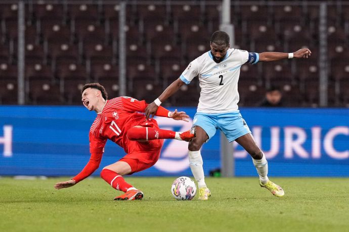 שחקן נבחרת ישראל, אלי דסה, מול רובן ורגאס, נבחרת שוויץ