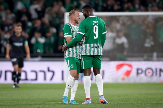 פרנזי פיירו עם דניאל סונדגרן שחקני מכבי חיפה