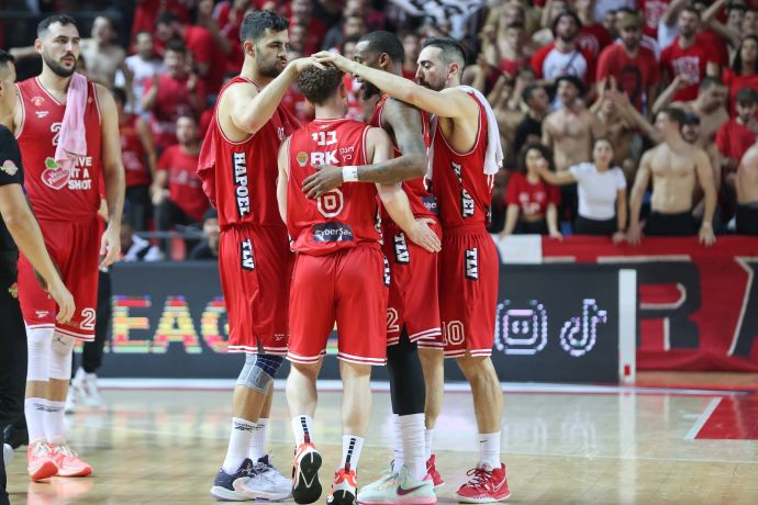 שחקני הפועל תל אביב חוגגים: בר טימור, ג'ורדן מקריי, גיל בני, תומר גינת