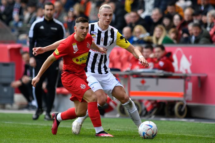 אוסקר גלוך שחקן רד בול זלצבורג לפני מקסים טלוביירוב שחקן לאסק לינץ