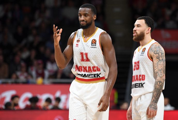 שחקן מונאקו אלפא דיאלו עם מייק ג'יימס